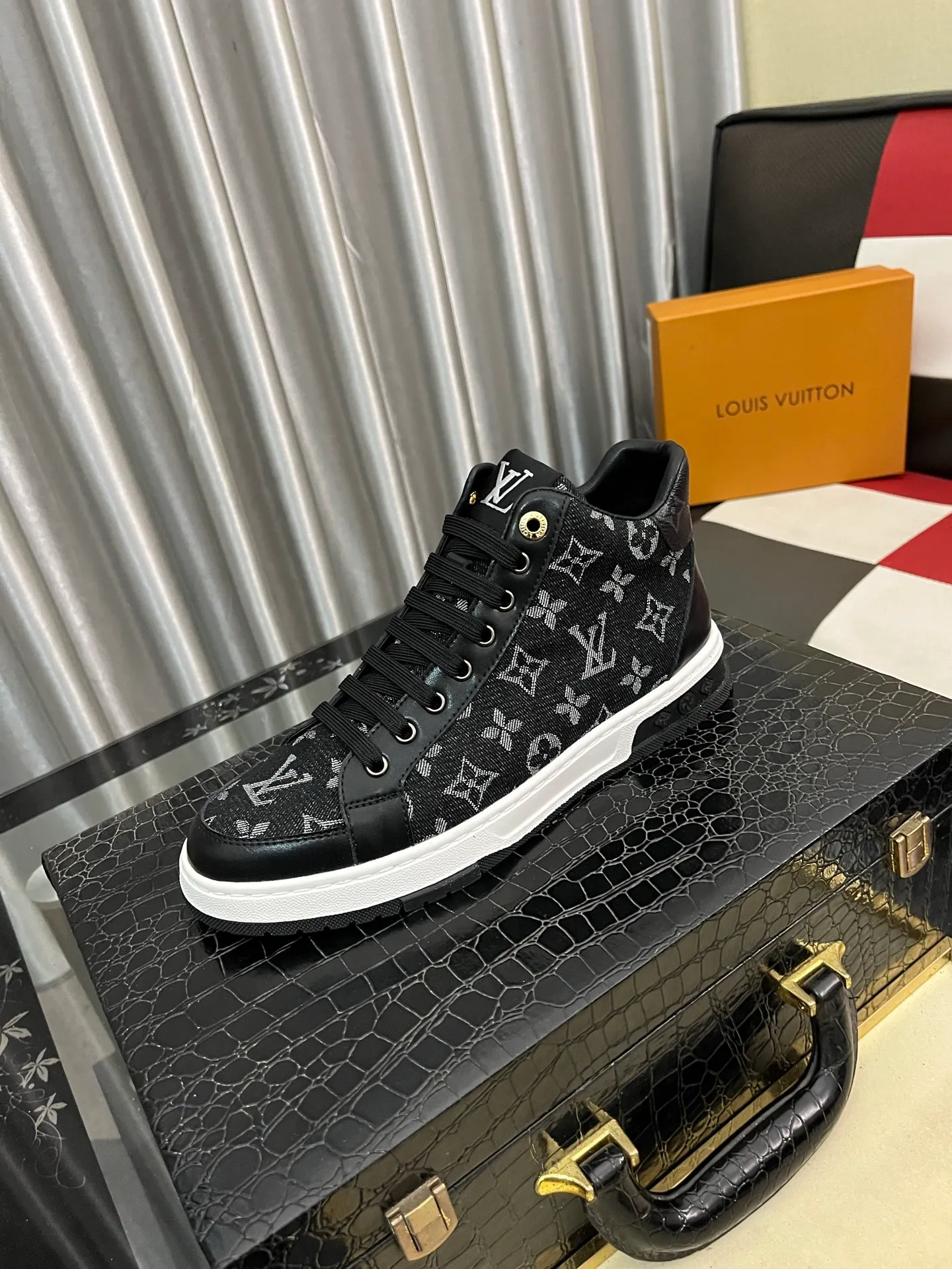Men's shoes 💰420⌚️⌚️《Louis vuitton/LV Louis Vuitton》original quality.~ Unique modern style sneakers. 🏃A must-have casual shoe for trendy men😍😍 Original brand imported from Italy, imported original leather, cowhide lining (refuses to discolor and grind feet) sole: original sole provided by the original factory, French lazy style design ⚠️Fit to the feet, original quality, super comfortable original sole. Code number: 38-442️⃣Colors available